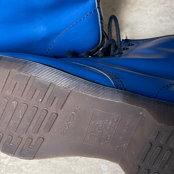 Gently Used 1460 Smooth Leather Lace Up Dr. Martens Airware Boots size 9 - Picture 8 of 9